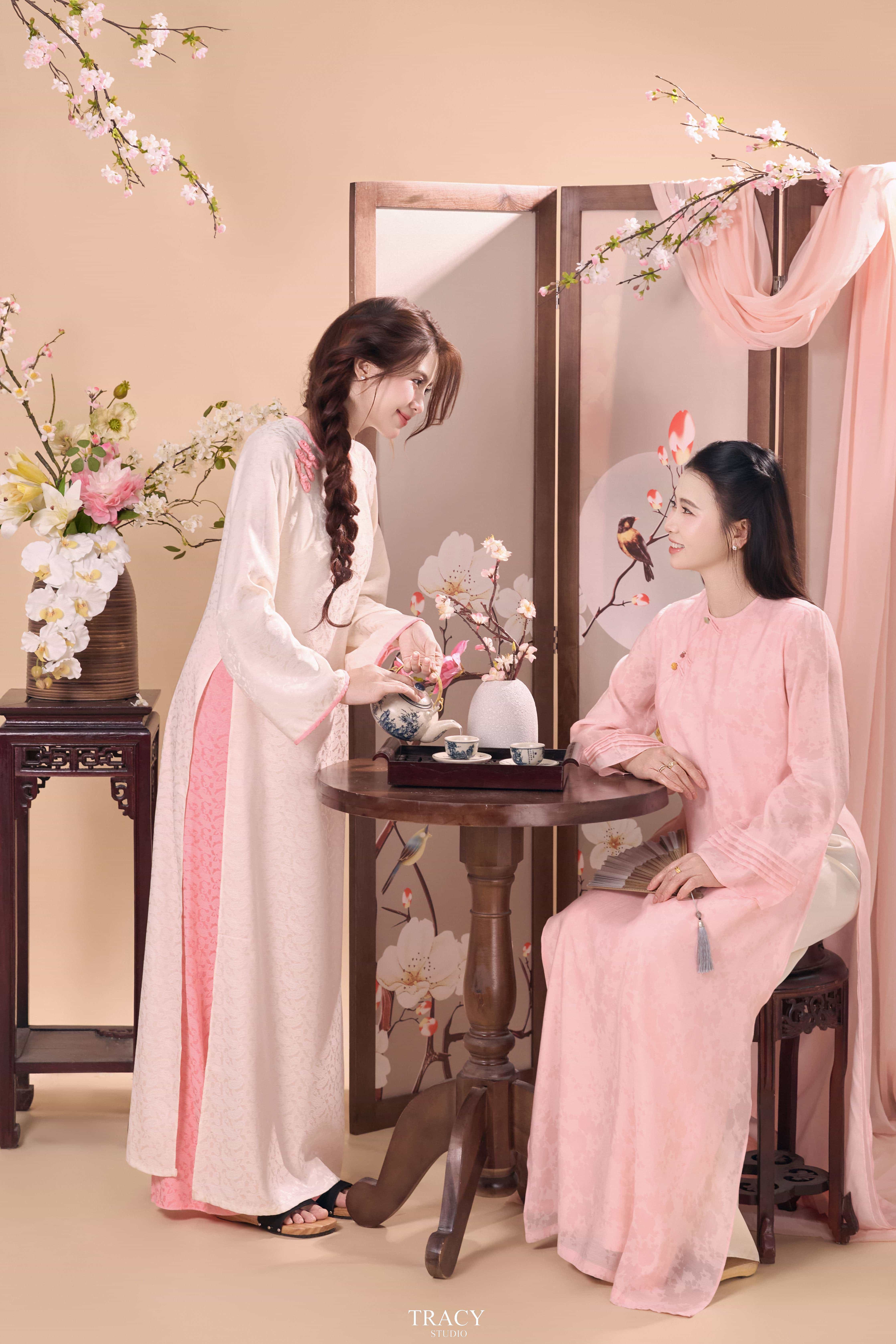 frontend/img/gallery/anh-tet-yem-ao-dai/tracy-studio-chup-concept-tet-me-con (1).jpg